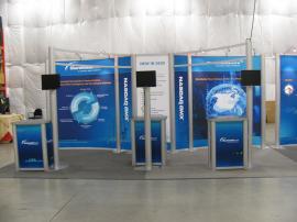 RENTAL Exhibit -- 10’ x 20’ Extrusion Backwall, Tension Fabric Graphics, Curved Bridged Headers, Kiosk Workstations, and Halogen Lights